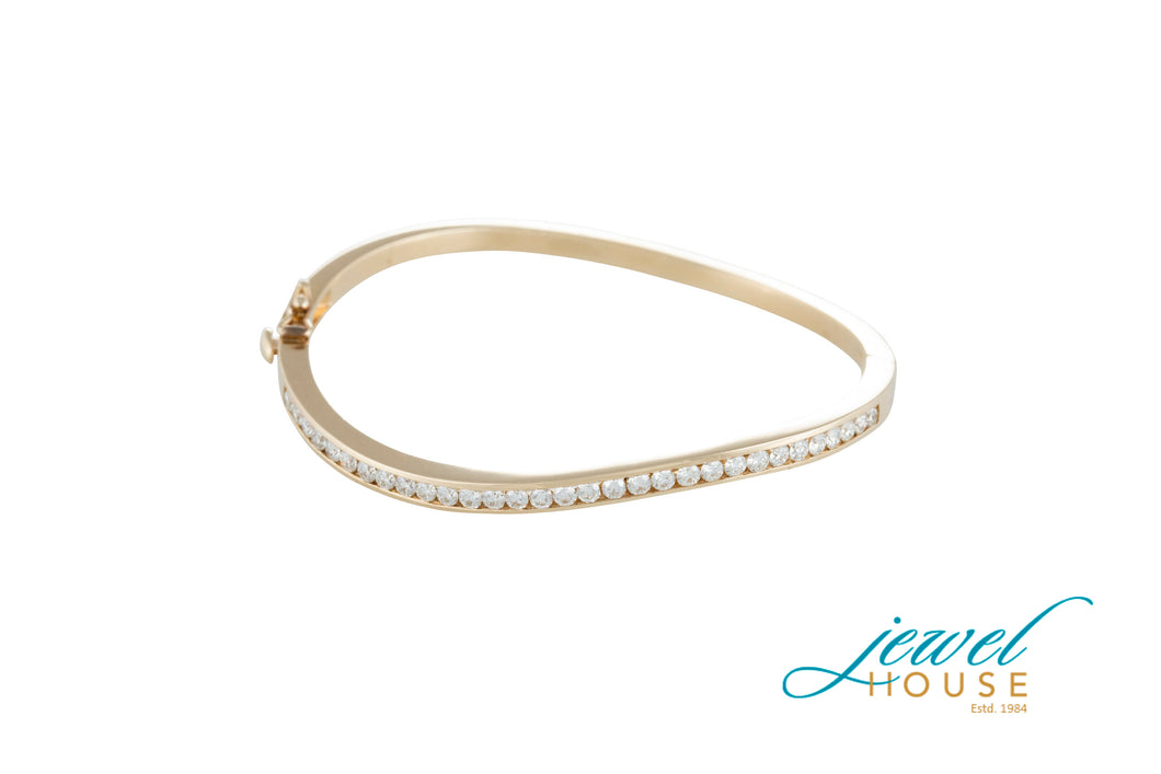 CHANNEL-SET DIAMOND BANGLE IN 14KT YELLOW GOLD