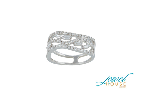BAGUETTE AND ROUND DIAMOND RING IN 18KT WHITE GOLD