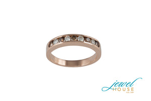 SINGLE ROW CHANNEL-SET CHOCOLATE BROWN AND WHITE DIAMOND RING IN 14KT ROSE GOLD