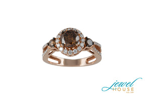ROUND CHOCOLATE BROWN AND WHITE HALO DIAMONDS PAVE-SET SPLIT SHANK RING IN 14KT ROSE GOLD
